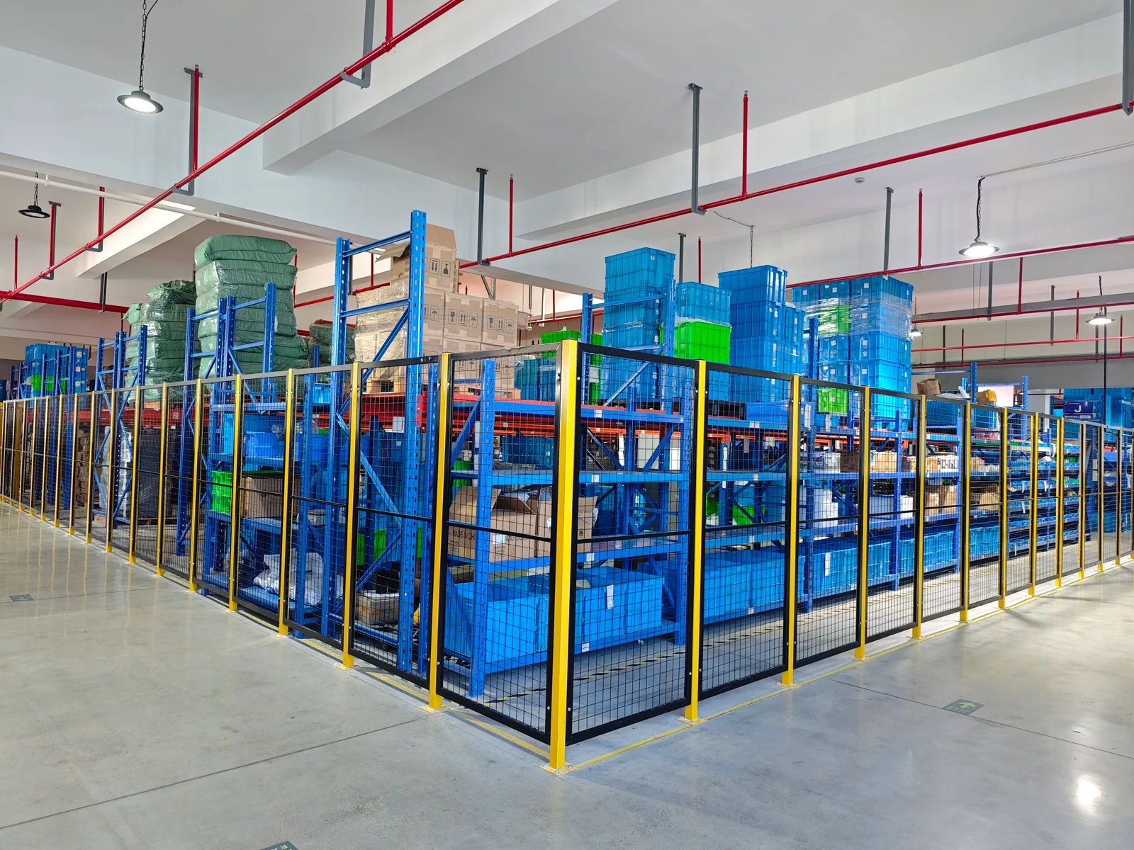 Warehouse racks and material containers in a Unibono facility