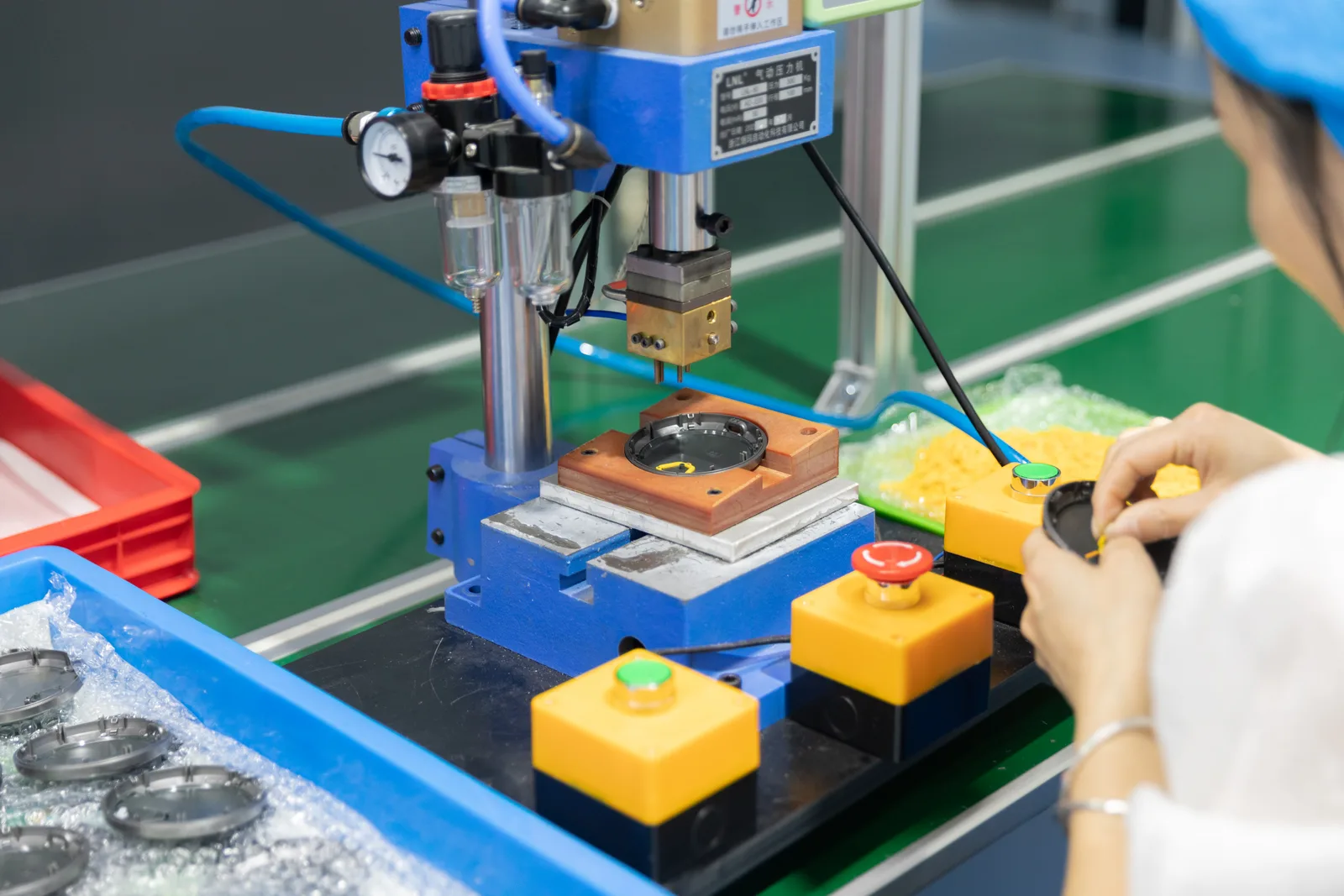 Equipment fixture in a Unibono production work area
