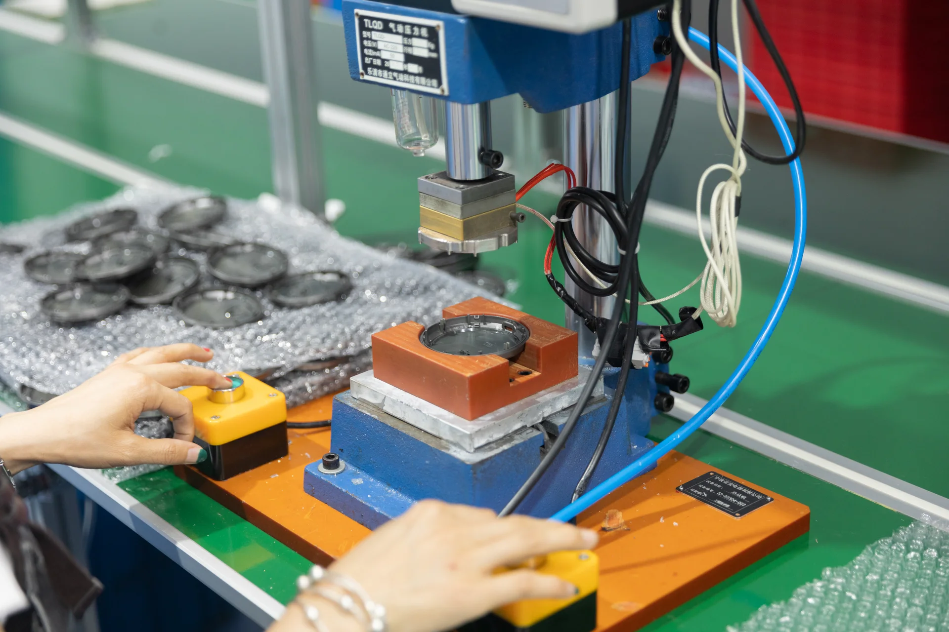 Equipment workstation in a Unibono production-area scene