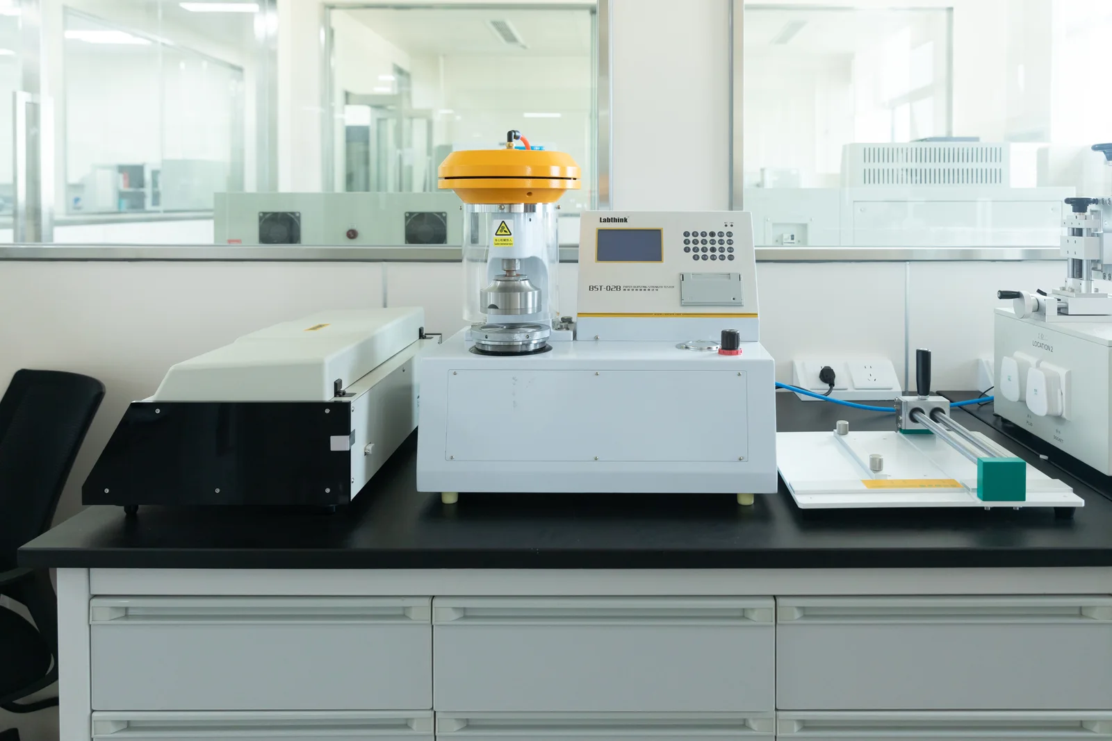 Laboratory equipment in a Unibono work area